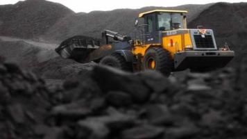 國家發(fā)改委等相關(guān)管理部門召開會議，研究部署平抑煤價上漲