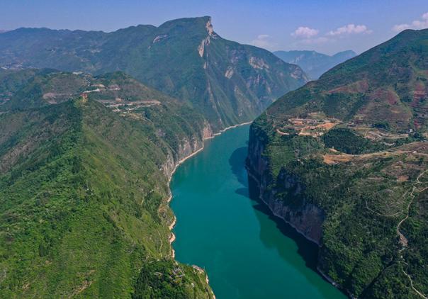 今年1—6月，三峽樞紐通過量達(dá)8307.7萬噸，同比增長(zhǎng)10.4%