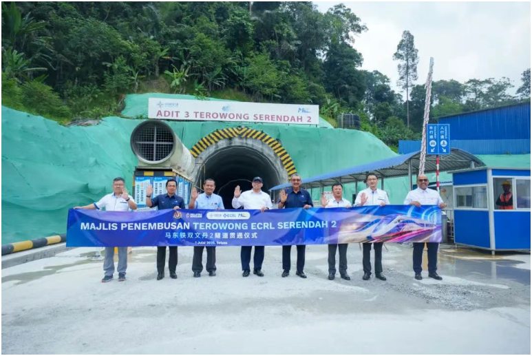 馬東鐵項(xiàng)目第二長隧雙文丹2號隧道貫通