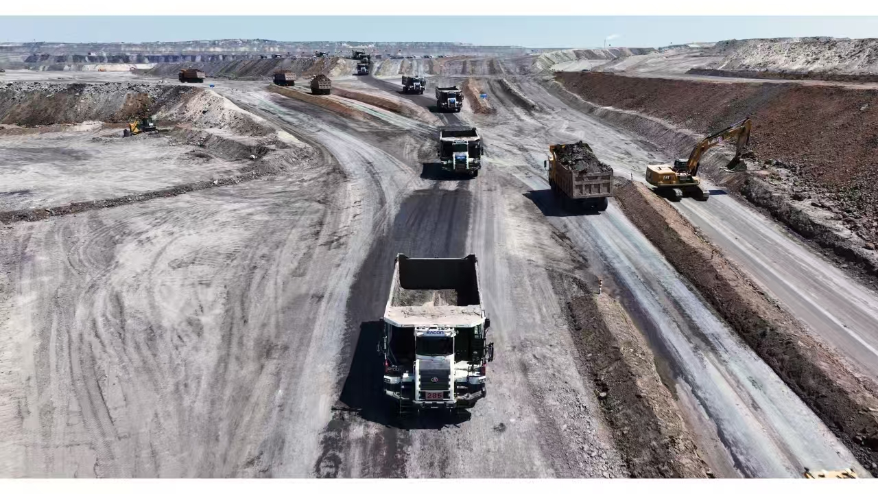 扎哈淖爾煤業(yè)公司無(wú)人駕駛剝離產(chǎn)量突破700萬(wàn)立方米