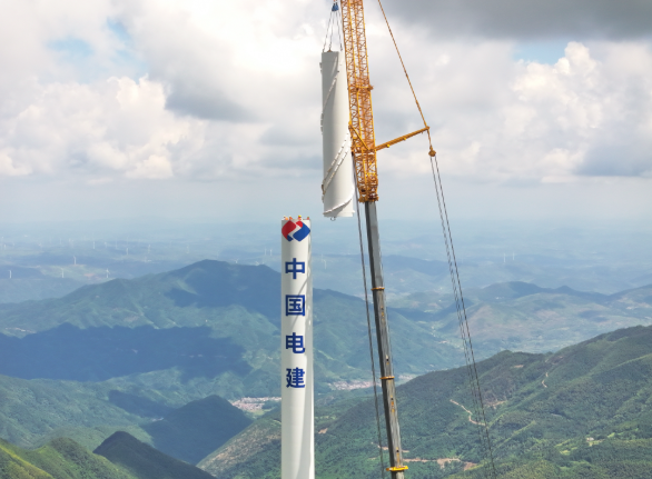 湖南歐陽海風(fēng)電場二期項(xiàng)目完成首臺風(fēng)機(jī)吊裝