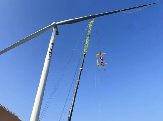 國家電投廣西防城港東興江平15萬千瓦風(fēng)電項目完成首臺機組吊裝